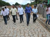 Prefeito visita obras de drenagem e pavimentação na Grota da Alegria
