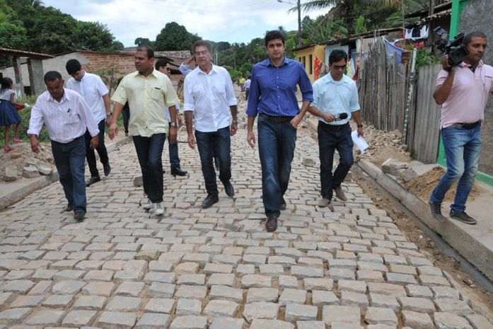 Prefeito visita obras de drenagem e pavimentação na Grota da Alegria