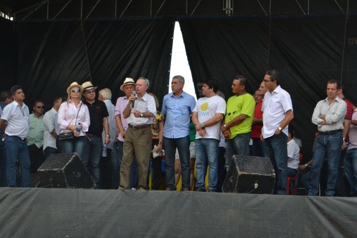 Pindorama reconhece cooperativismo aplicado na Bacia Leiteira durante Festa do Leite