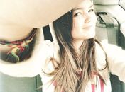 Cresceu! Suzana Freitas, filha de Kelly Key e Latino, posa no carro cheia de atitude