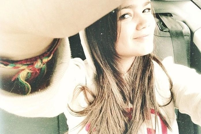 Cresceu! Suzana Freitas, filha de Kelly Key e Latino, posa no carro cheia de atitude