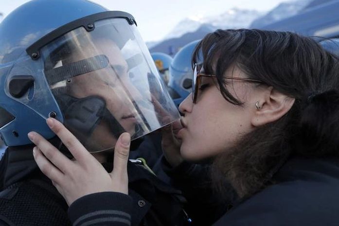 Jovem é acusada de violência sexual após beijar capacete de policial