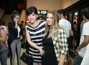 Grávida, Carolinie Figueiredo recebe o carinho de Bia Arantes em pré-estreia