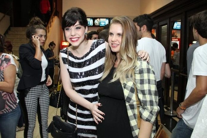 Grávida, Carolinie Figueiredo recebe o carinho de Bia Arantes em pré-estreia