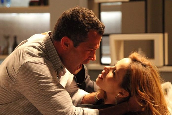 Fora de si! Bruno quase mata Glauce, mas é impedido por Paloma e Lutero