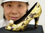 Loja japonesa exibe sapato de salto alto feito de chocolate