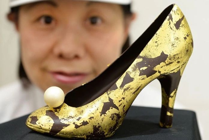 Loja japonesa exibe sapato de salto alto feito de chocolate