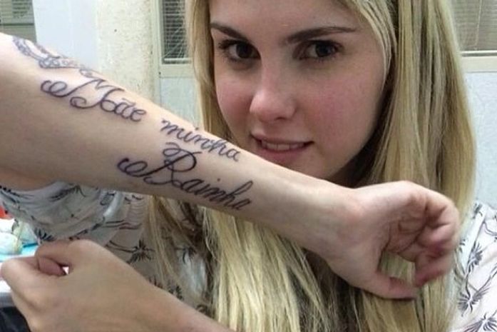 Bárbara Evans faz tattoo em homenagem à mãe após polêmica de brigas