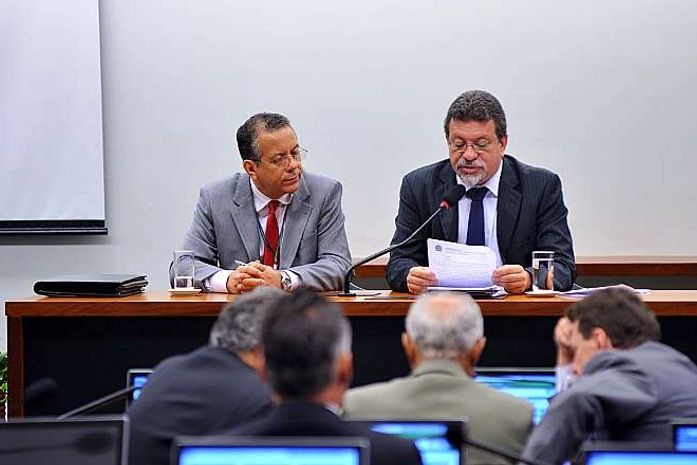 Em seu relatório, Afonso Florence (D) recomendou a paralisação de uma obra em Alagoas e de outra no Piauí