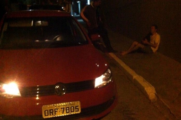 Veículo foi abandonado com o dono em frente a casa de advogado