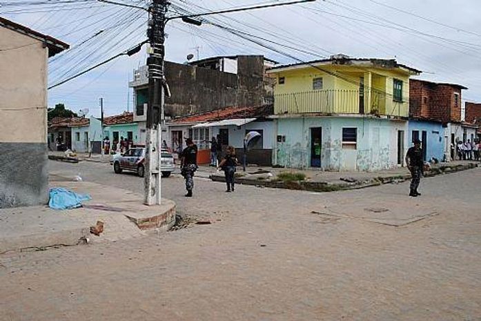 Traficantes ordenam toque de recolher e comerciantes fecham as portas no Vergel