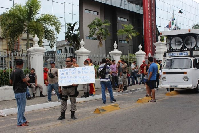 Militares protestaram na porta do palácio nesta manhã
