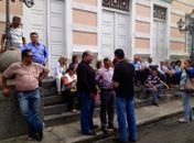 Servidores em piquete na porta da ALE