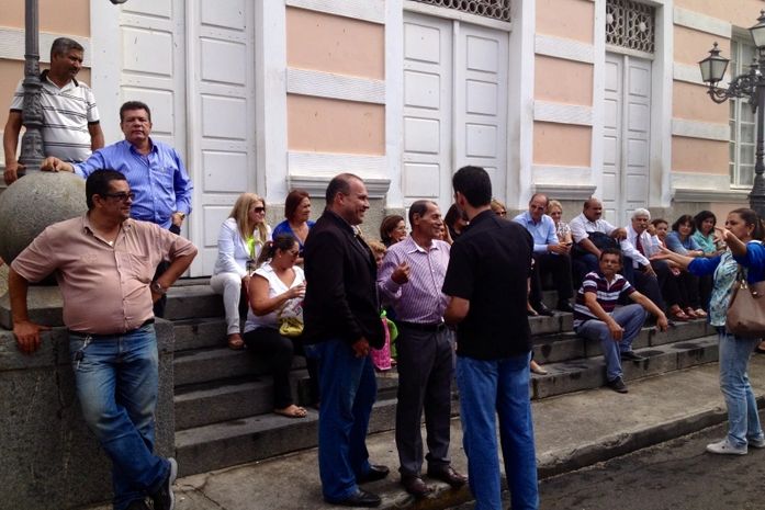 Servidores em piquete na porta da ALE