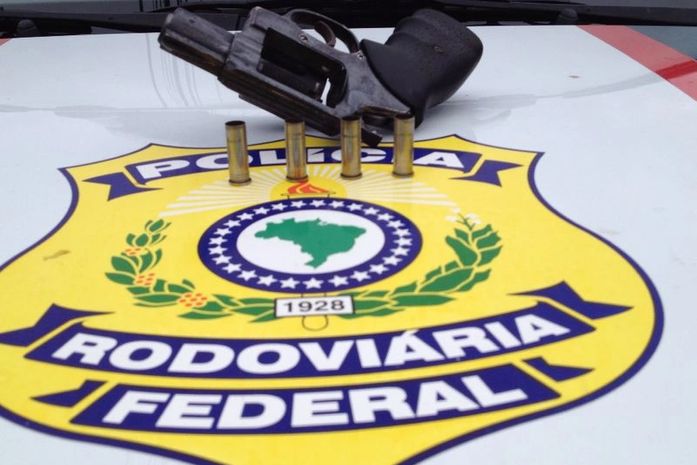 Quadrilha rouba veículo no bairro da Jatiúca, faz proprietária refém e é presa