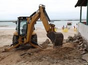 Prefeitura de Marechal Deodoro realiza limpeza de entulhos na praia do Francês