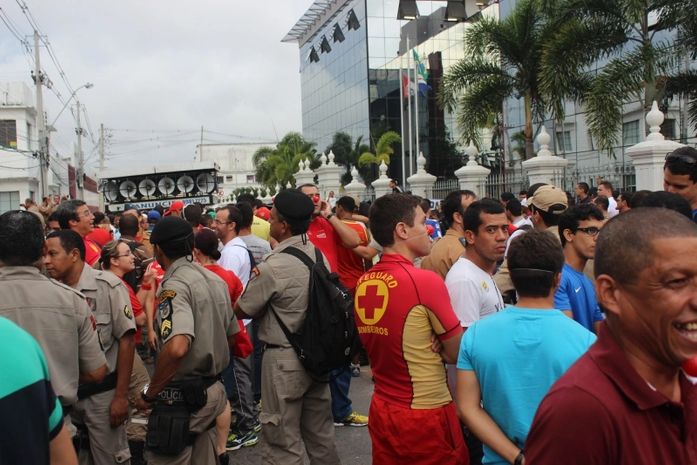 Militares na frente do palácio