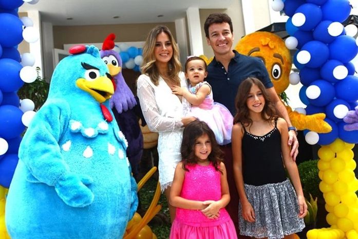 Rodrigo Faro comemora aniversário de caçulinha em casa de festas