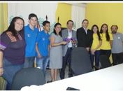 Após viagem à Índia, estudantes agradecem apoio de prefeito e vereadores