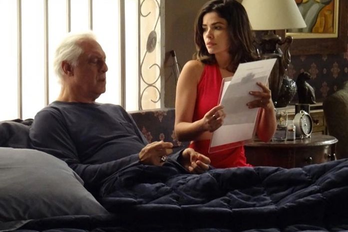 César desconfia de Aline quando ela pede sua assinatura: 'Tem alguma coisa errada!'