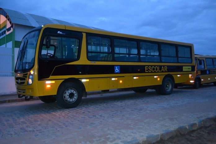 Lagoa da Canoa é contemplada com caminhão, pá carregadeira e ônibus escolar