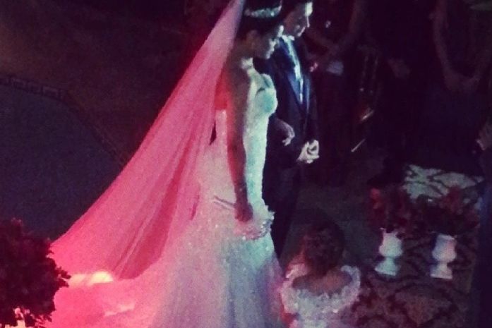 Ex-morena do 'Tchan' se casa com enteado de Ângela Bismarchi no Rio