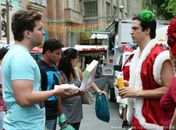 Chocado! Niko flagra Félix vendendo hot dog no meio da rua