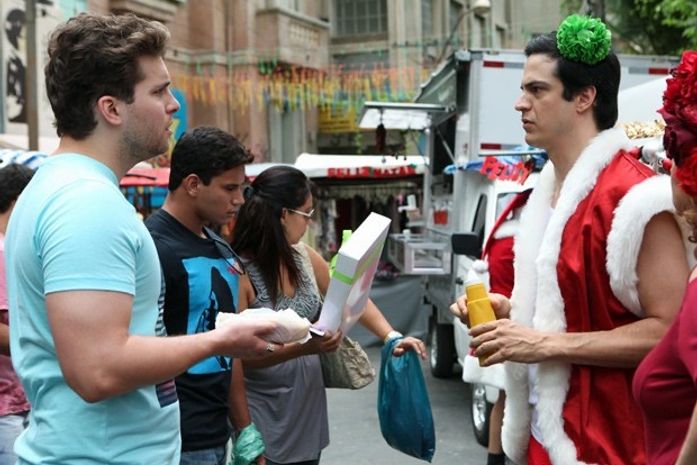 Chocado! Niko flagra Félix vendendo hot dog no meio da rua