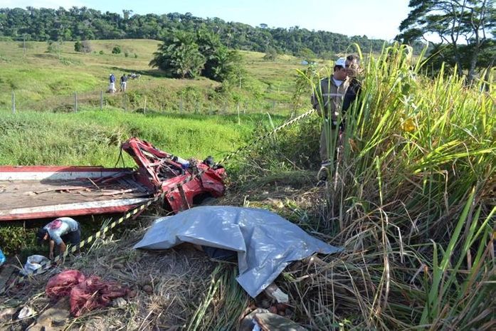 Caminhoneiro morre após perder o controle do veículo; carga foi saqueada