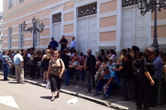 Servidores protestam em frente à ALE