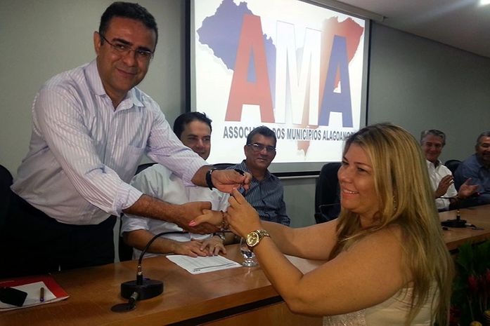 Traipu recebe pá carregadeira e caçamba