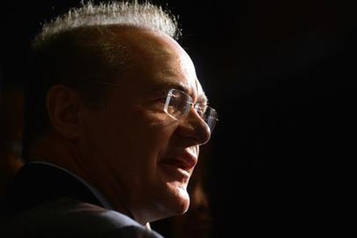 Renan consulta FAB sobre voo ao Recife para implante capilar