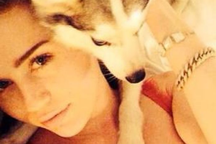 Miley Cyrus posta foto usando sutiã vermelho: "mimando meu bebê"