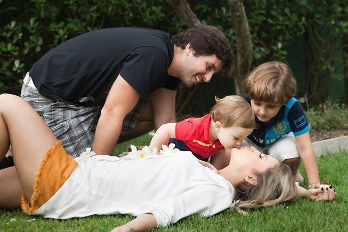 Claudia Leitte abre a casa no RJ e posa com a família: 'Nunca fui tão feliz'