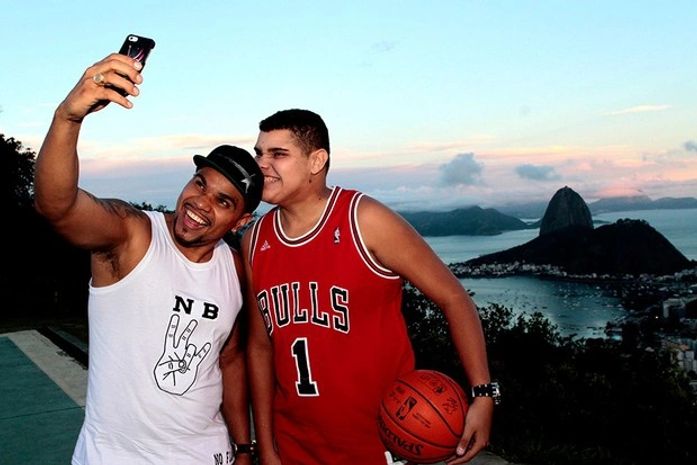 Às vésperas do Natal, Naldo posa com o filho: 'Quero curtir minha família'