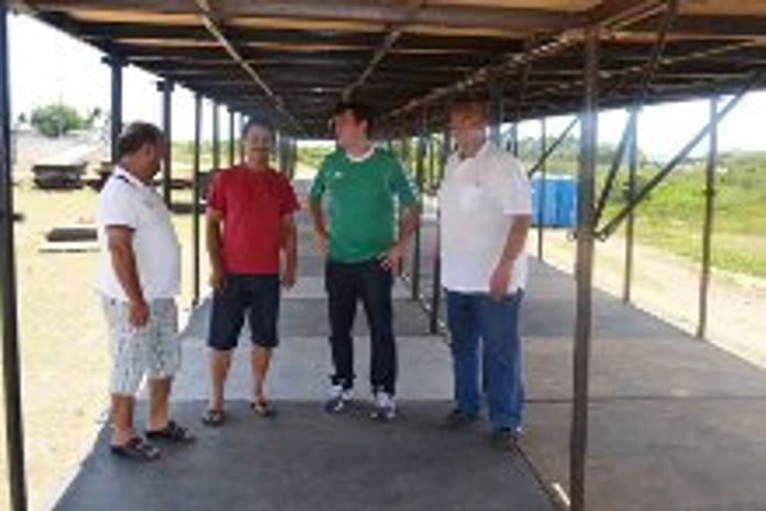 Prefeito Marcius Beltrão fiscalizando obras do camarote da festa de Penedo