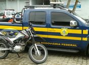 Agentes da PRF apreendem revólver e recuperam dois veículos roubados