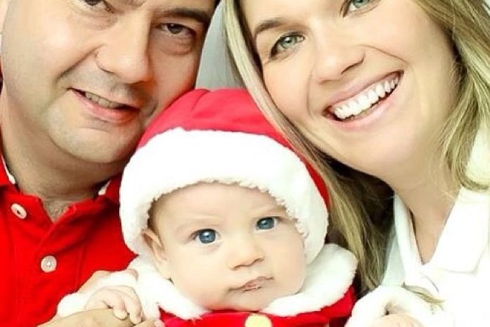 Em família! Ex-paquita Andrezza Cruz posta foto do filho vestido de Papai Noel