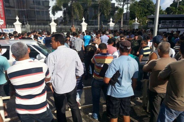 Militares na frente do Palácio