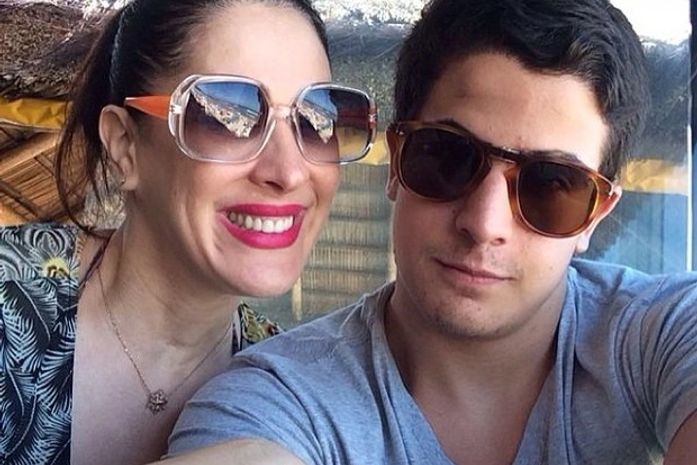 Só no carão! Atriz Claudia Raia e filho Enzo Celulari posam de óculos escuros