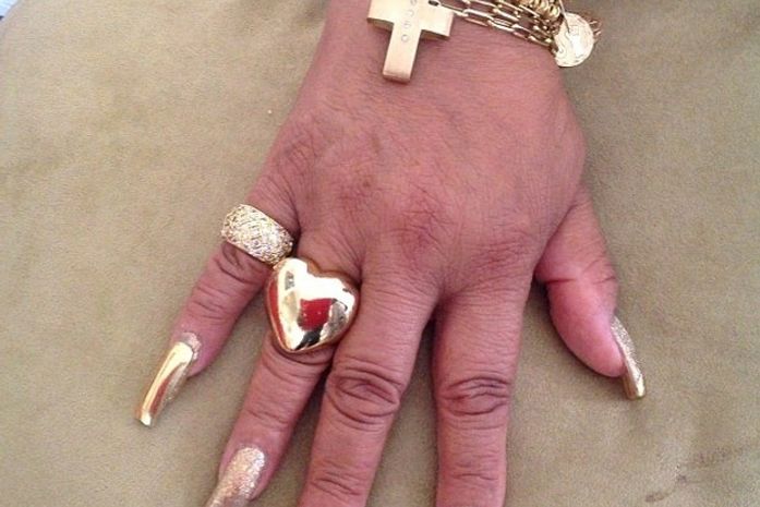 Mulher cheia de estilo! Cantora Alcione mostra as superunhas para o réveillon