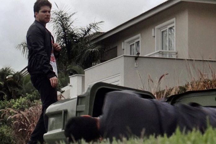 Barraco! Niko dá uma surra em Eron ao ser ameaçado pelo ex-companheiro