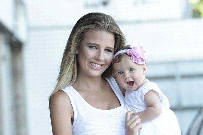 Debby Lagranha muda o visual para 2014: 'Loiríssima, pronta para o verão'