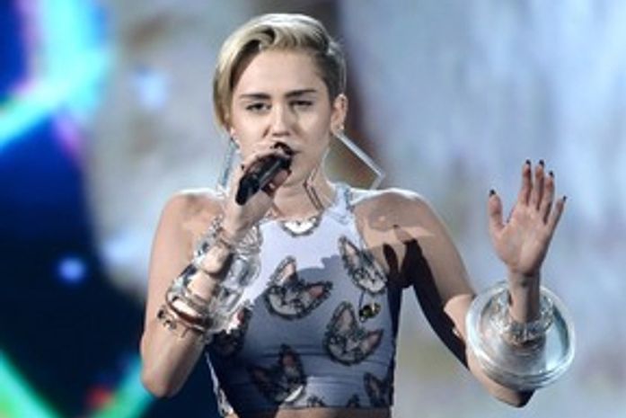 Mundo teen: Miley Cyrus comenta declaração de Joe Jonas sobre fumar maconha