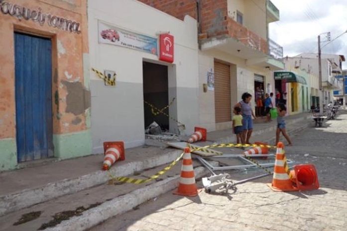 Agência do Bradesco foi alvo dos bandidos no Sertão