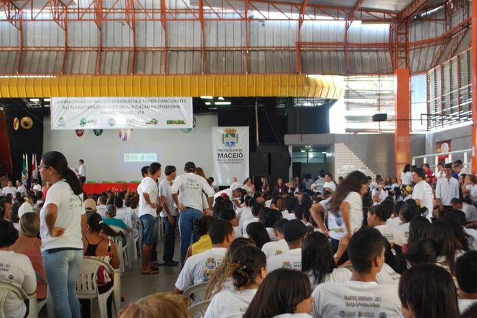 Alunos recebem diploma de cursos profissionalizantes