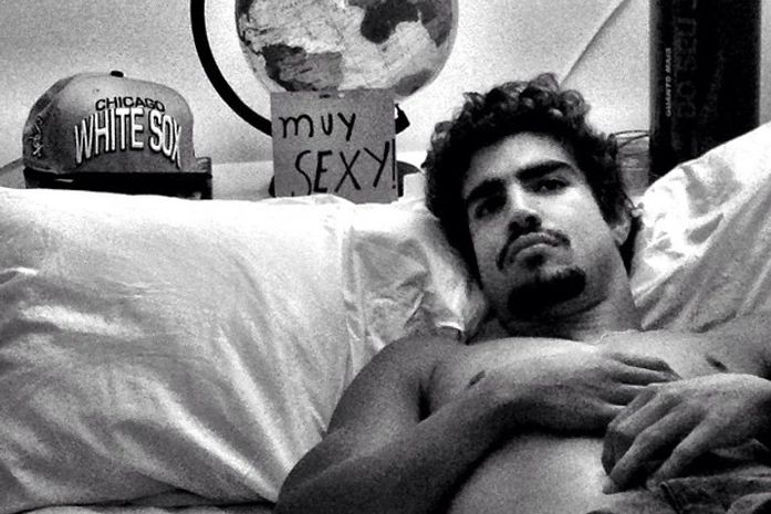 Sem blusa, Caio Castro diz: 'Pensando em como dominar o mundo'