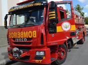 Criança fica presa às ferragens após colisão entre carro e ônibus 