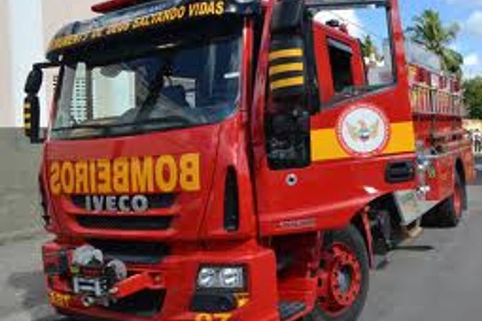 Criança fica presa às ferragens após colisão entre carro e ônibus