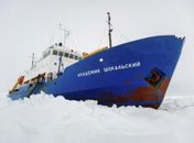 Navio de cientistas preso no gelo da Antártica aguarda ajuda australiana